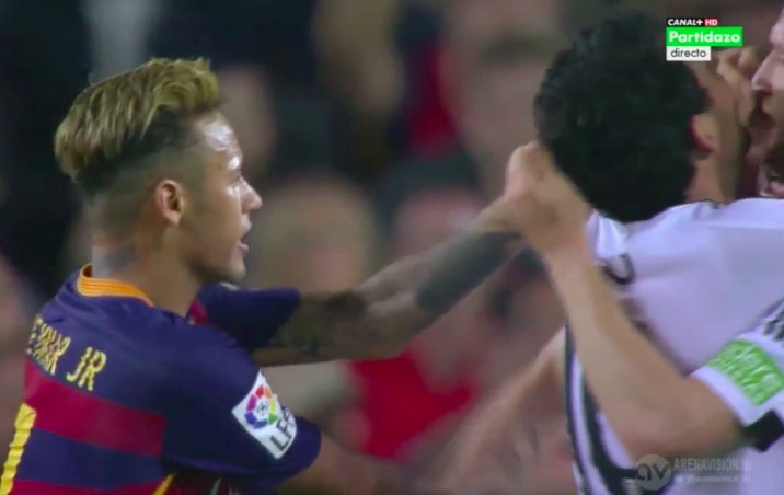 Neymat tat cau thu Valencia dang an mung chien thang hinh anh