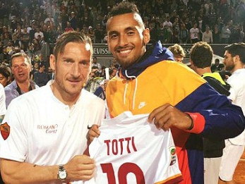 Totti tro tai quan vot canh 'trai hu' Kyrgios hinh anh