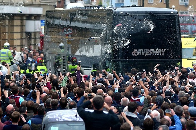 Co dong vien tan cong xe bus MU anh 1