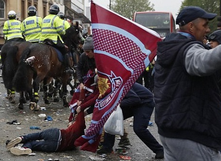 Co dong vien tan cong xe bus MU bi cam den san tron doi hinh anh