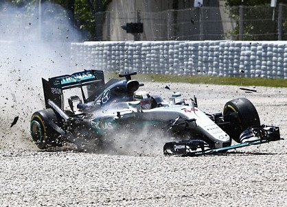 Hamilton va Rosberg dam nhau, bo cuoc o vong 1 Spanish GP hinh anh