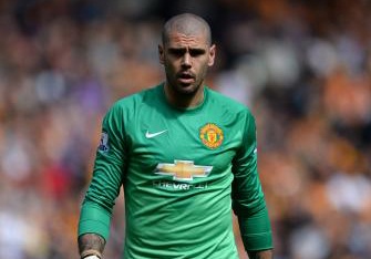 Chuyen nhuong 10/6: MU thanh ly cung luc 2 cau thu hinh anh