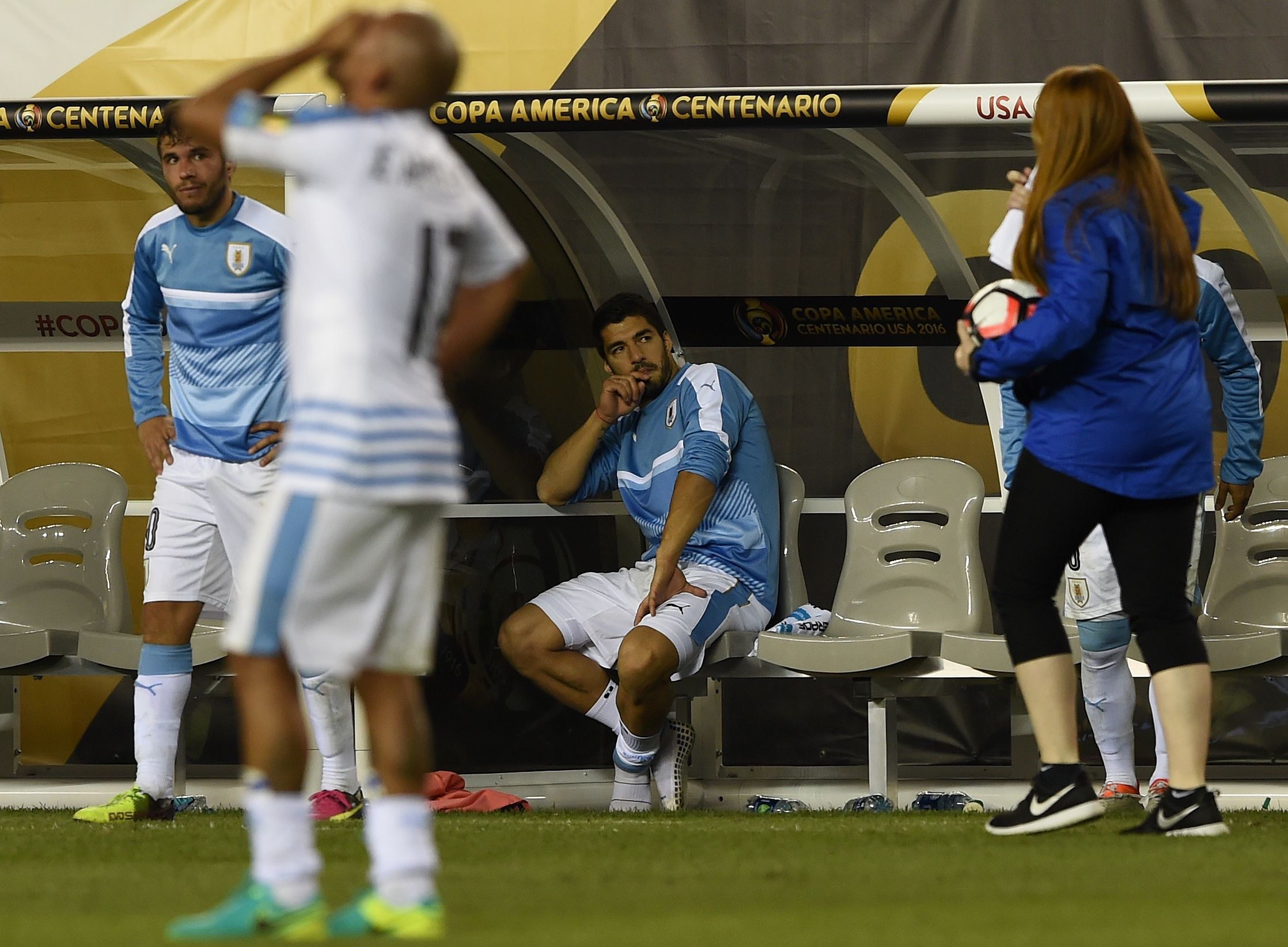 Suarez nổi điên ảnh 5 Suarez noi dien anh 5