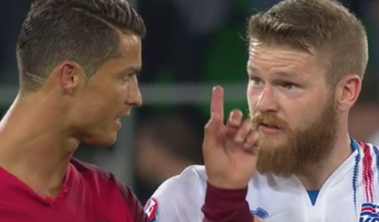 Ronaldo tu choi doi ao voi thu quan Iceland hinh anh