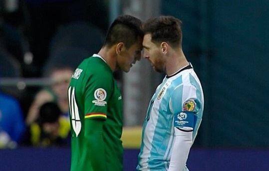 Messi va cau thu doi phuong huc dau nhau hinh anh