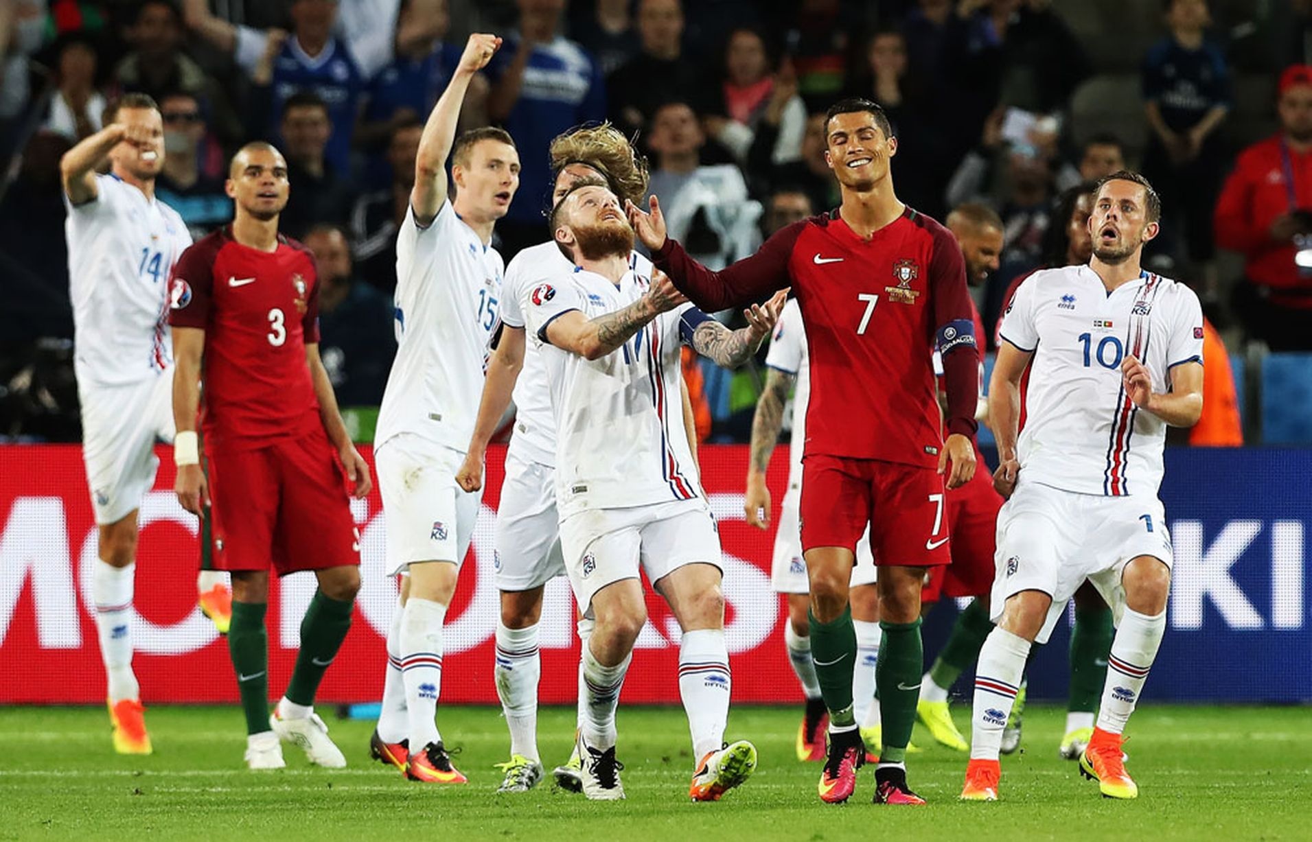 Ronaldo bat luc anh 3