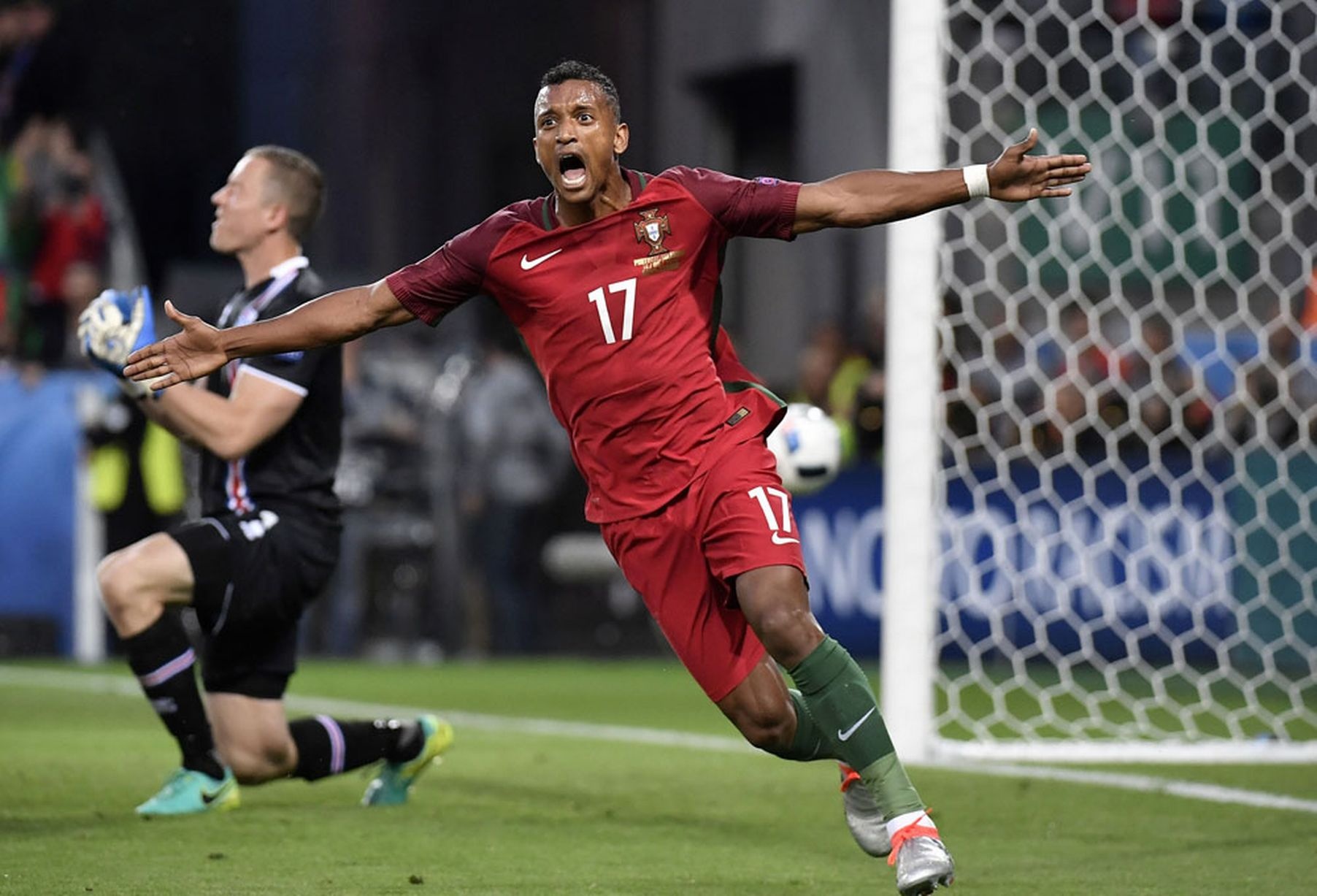 Ronaldo bat luc anh 11