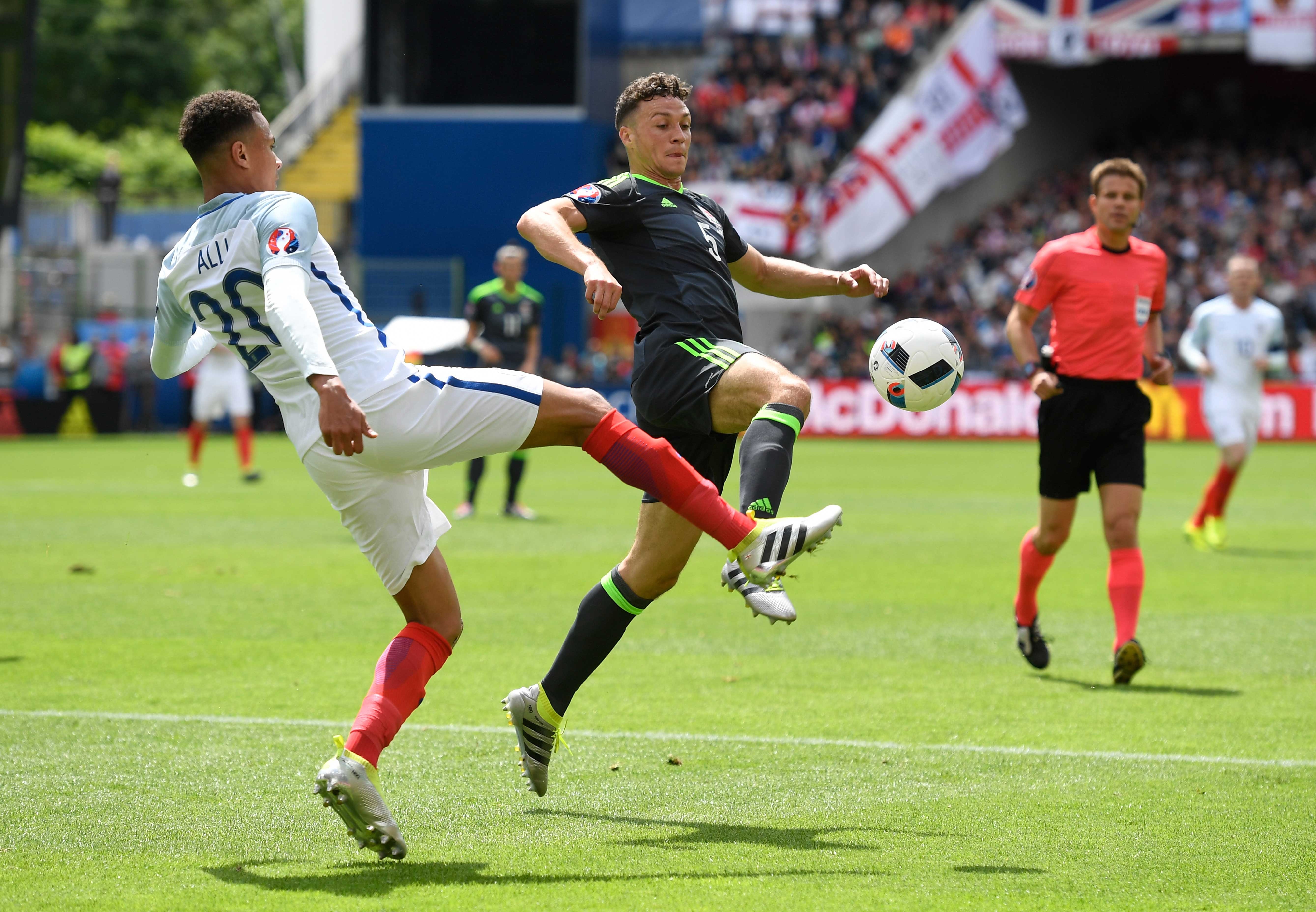 Cham diem Anh 2-1 Wales anh 18