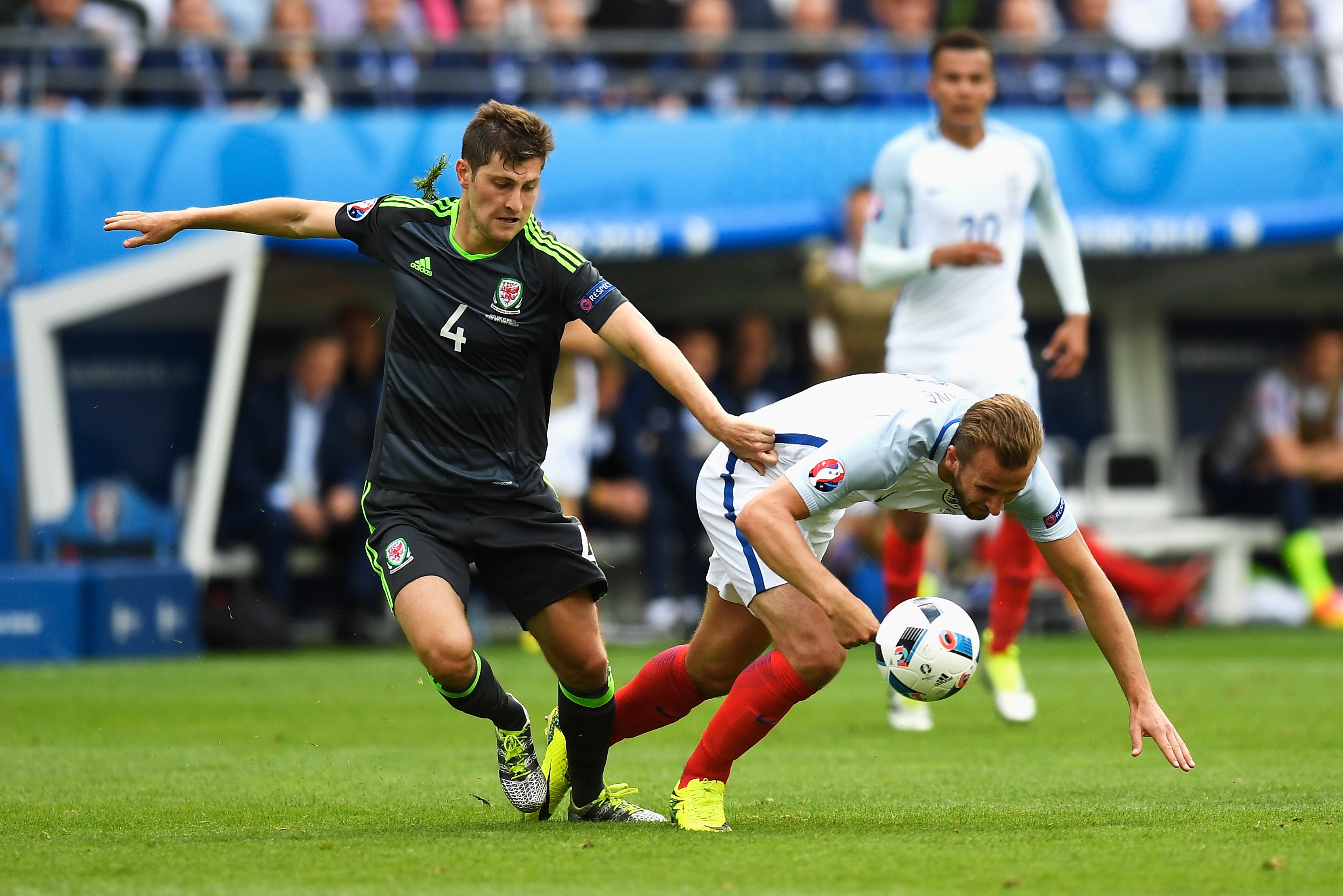 Cham diem Anh 2-1 Wales anh 19