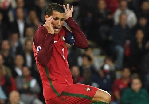 Chuyen nhuong 19/6: Ronaldo khien MU, PSG mung hut hinh anh