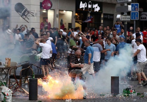 Ultra Phap tan cong co dong vien Anh o Lyon hinh anh