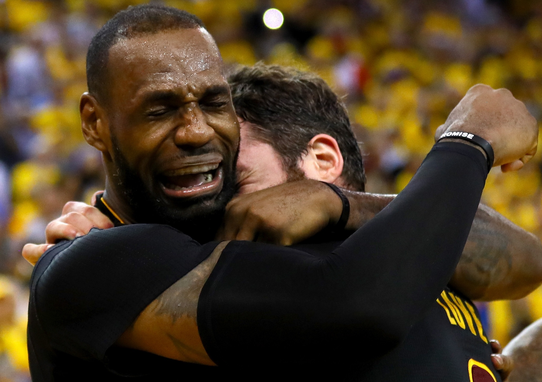 LeBron James oa khoc khi giup CAVs lan dau vo dich NBA hinh anh