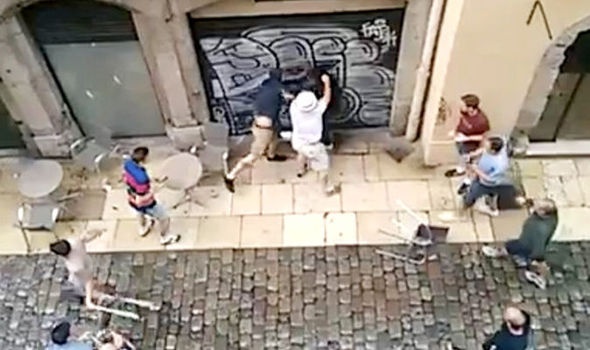 Ultra Phap va fan Anh hon chien tai Lyon hinh anh