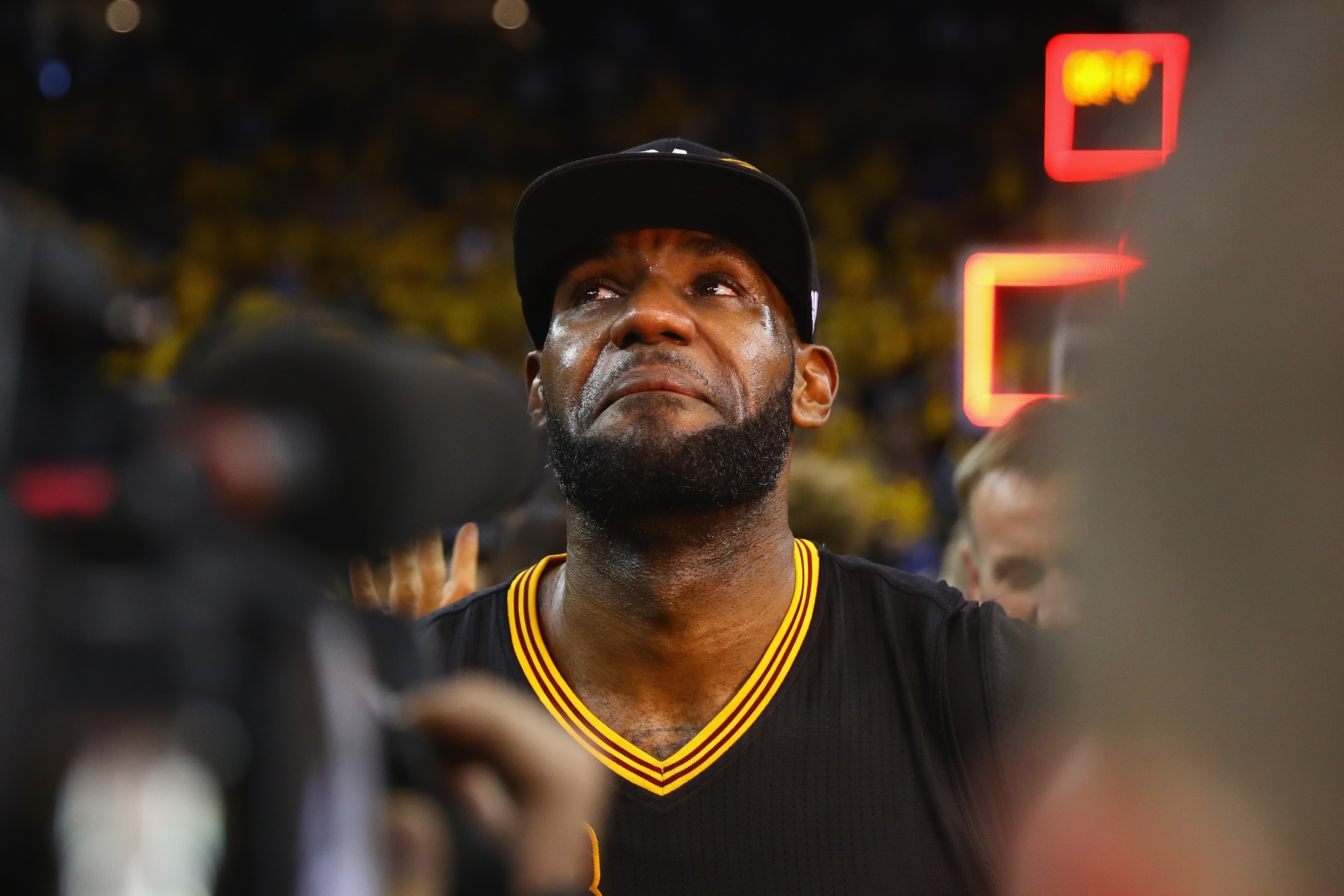 LeBron James òa khóc ảnh 7 LeBron James oa khoc anh 7