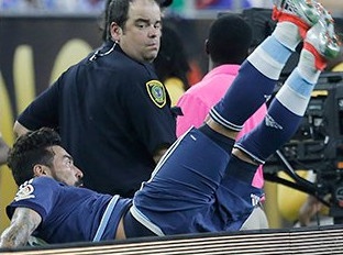 Tuyen thu Argentina gay tay sau cu nga lon co hinh anh