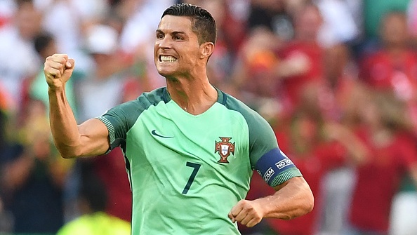 Ronaldo lap cu dup, Bo Dao Nha gianh ve knock-out kich tinh hinh anh