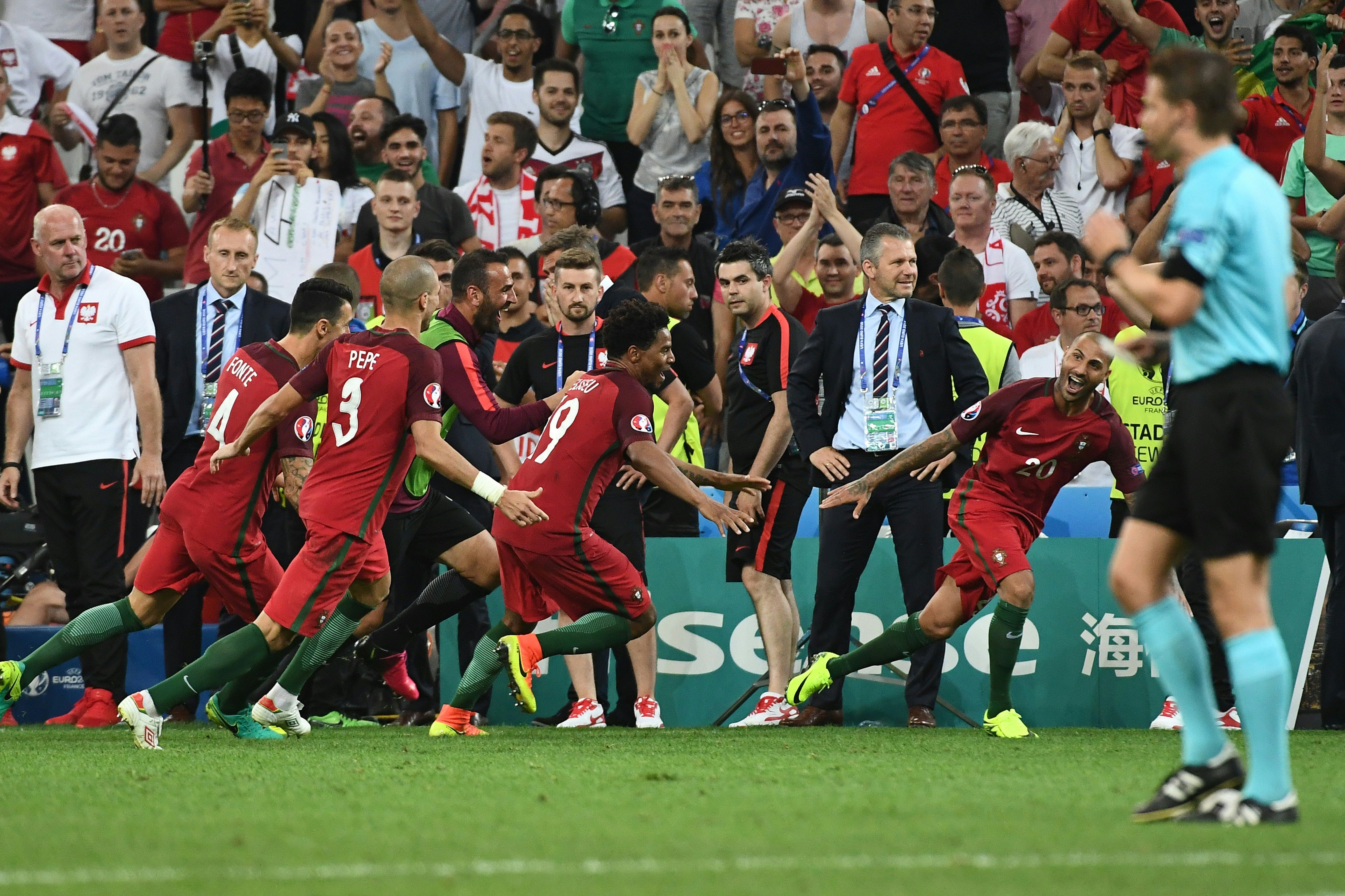 Ronaldo va dong doi vo oa anh 6