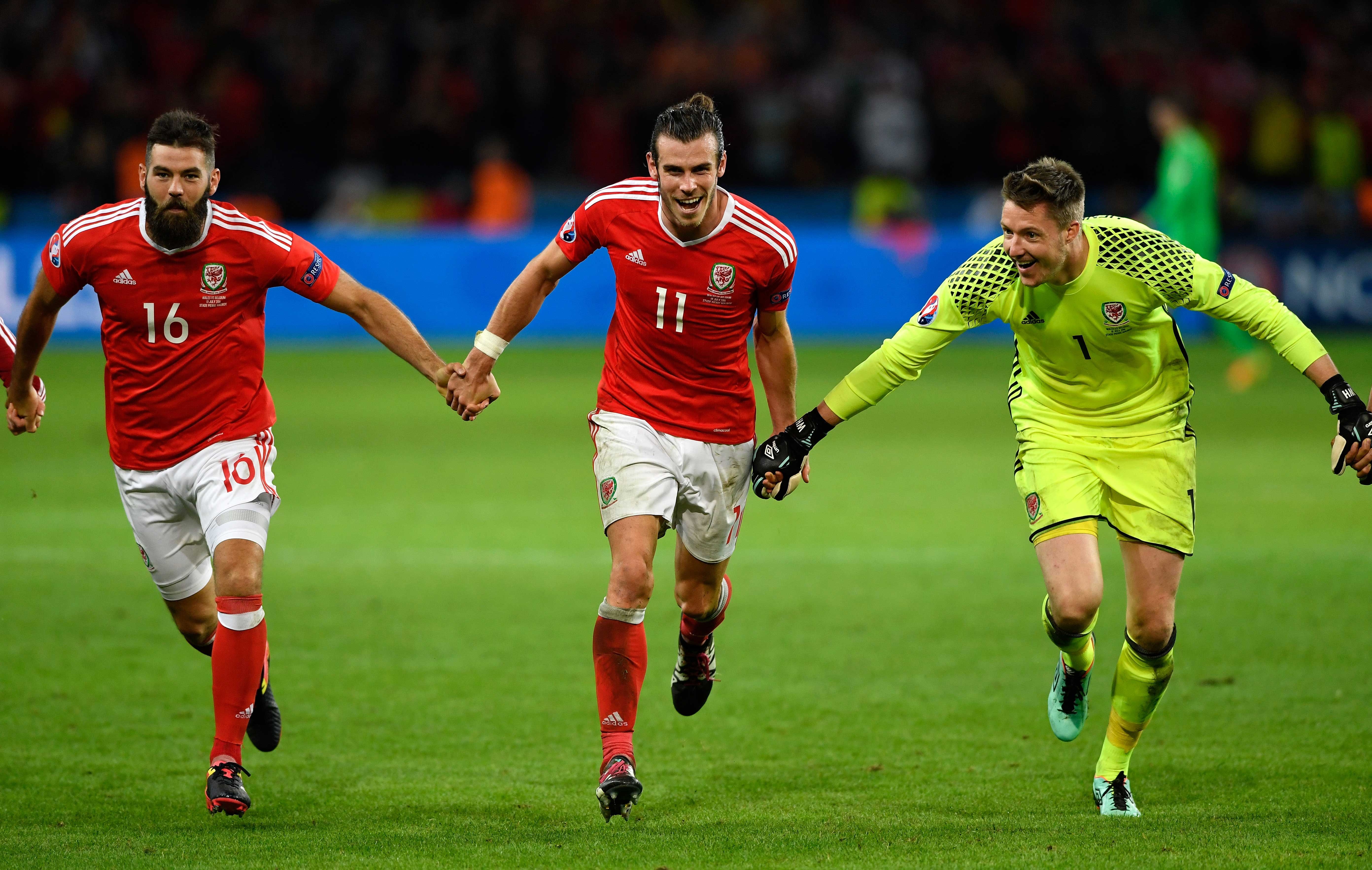 Bale va dong doi an mung anh 4