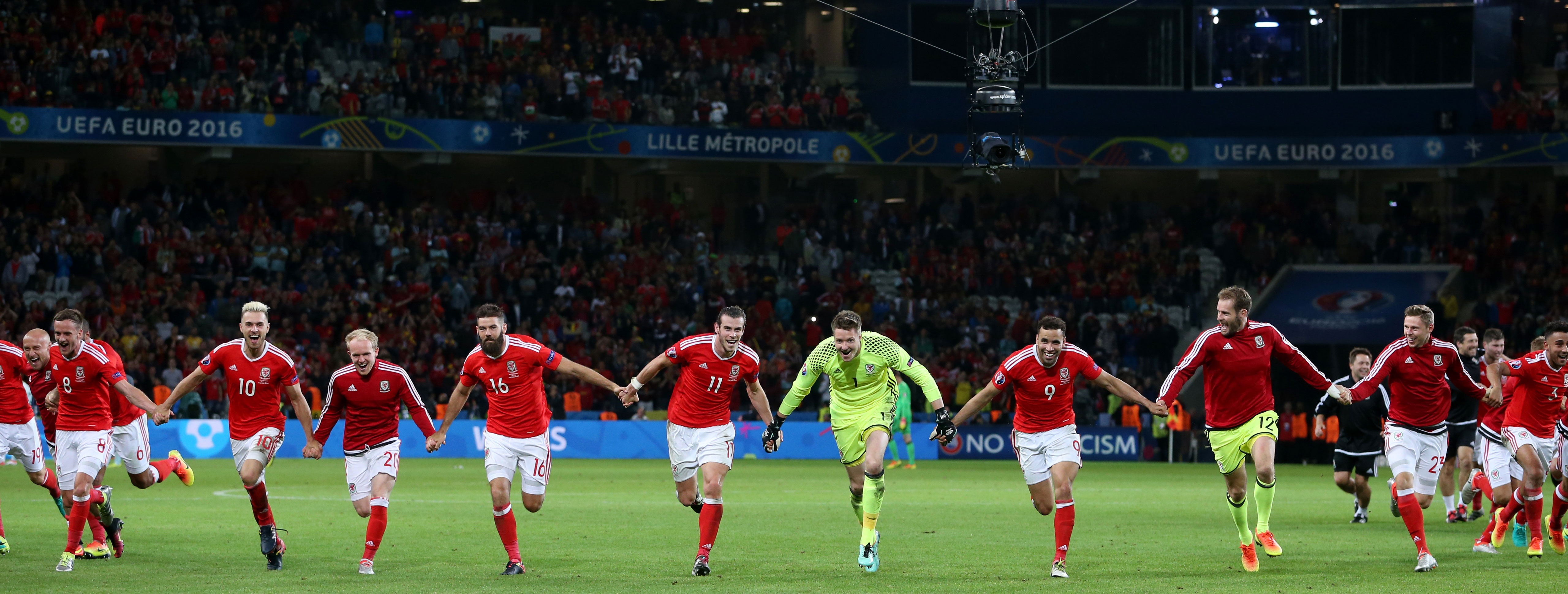 Bale va dong doi an mung anh 3