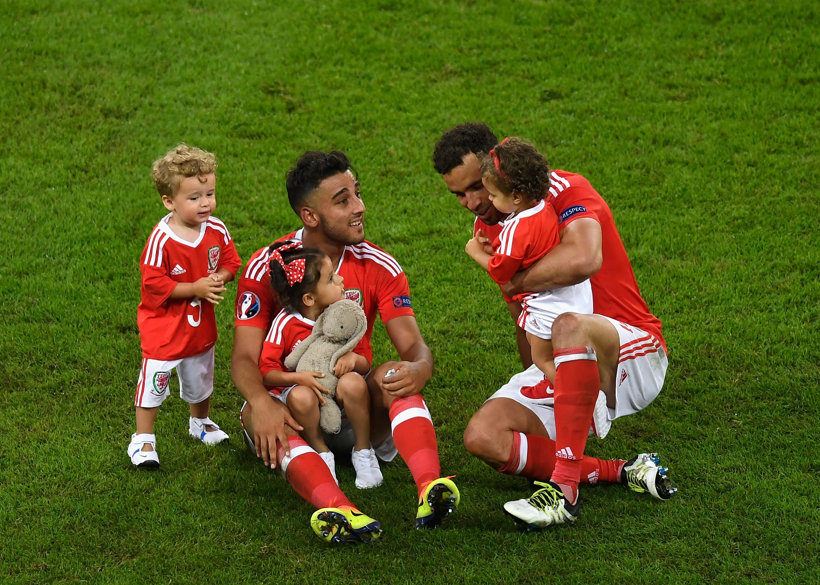 Bale va dong doi an mung anh 9