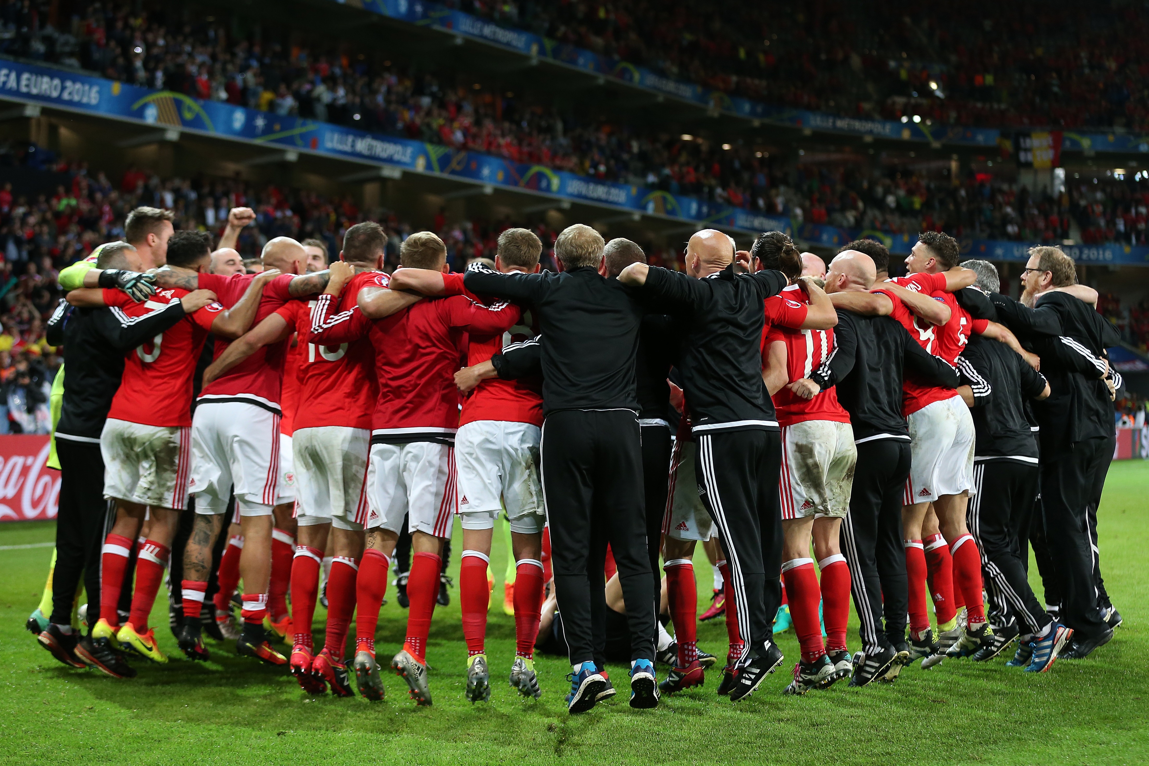 Bale va dong doi an mung anh 8