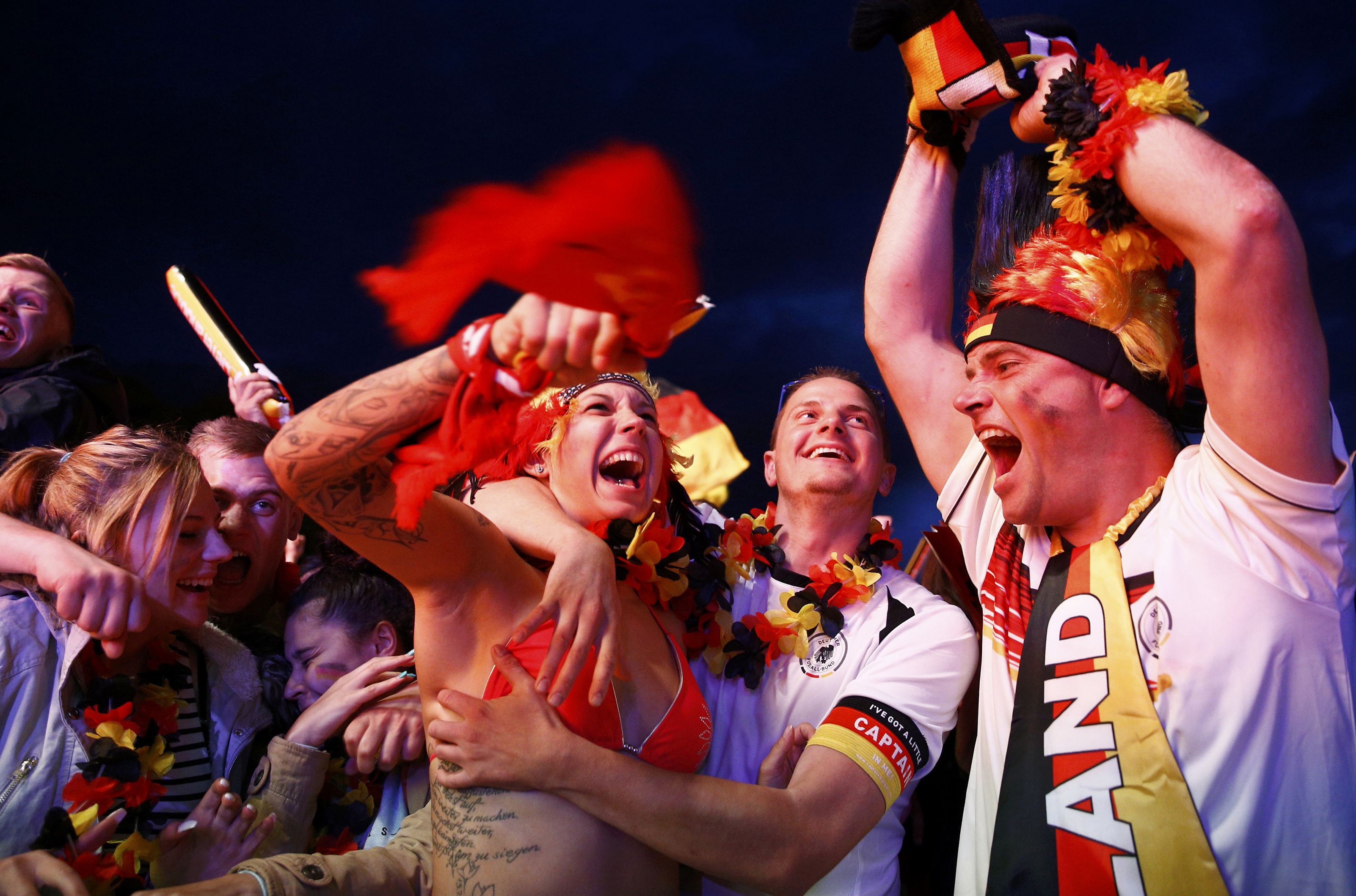 Nguoi Duc vo oa sau chien thang lich su truoc Italy hinh anh