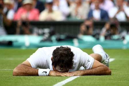 Thua dau Raonic, Federer lo co hoi vang vo dich Wimbledon hinh anh