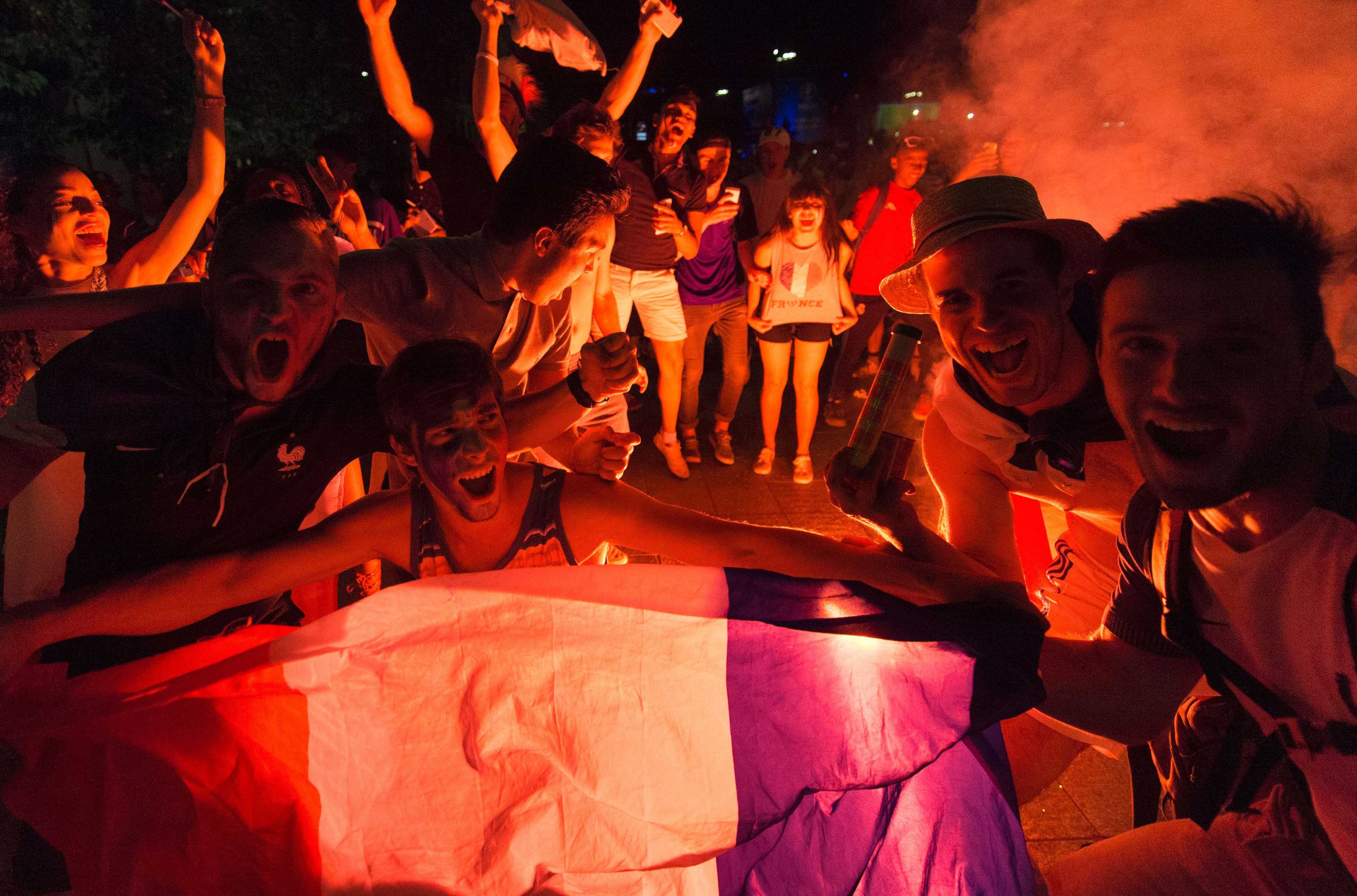 Phao sang ruc do Paris mung Phap vao chung ket Euro hinh anh