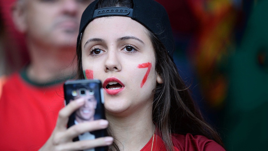 Top fan nu xinh dep dot nong khan dai Euro hinh anh