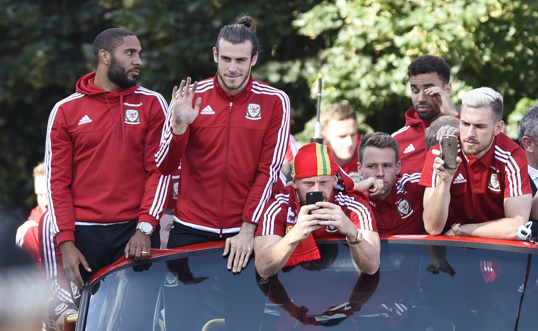 Bien nguoi chao don Bale va dong doi ve nuoc hinh anh