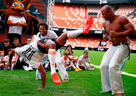 Nani mua vo co truyen trong le ra mat Valencia hinh anh