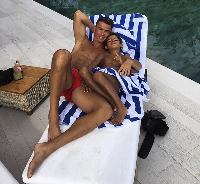 Ronaldo sắm vai thuyền trưởng ảnh 3 Ronaldo sam vai thuyen truong anh 3