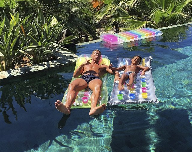 Ronaldo sắm vai thuyền trưởng ảnh 4 Ronaldo sam vai thuyen truong anh 4