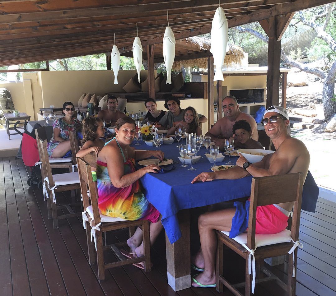 Ronaldo sắm vai thuyền trưởng ảnh 7 Ronaldo sam vai thuyen truong anh 7