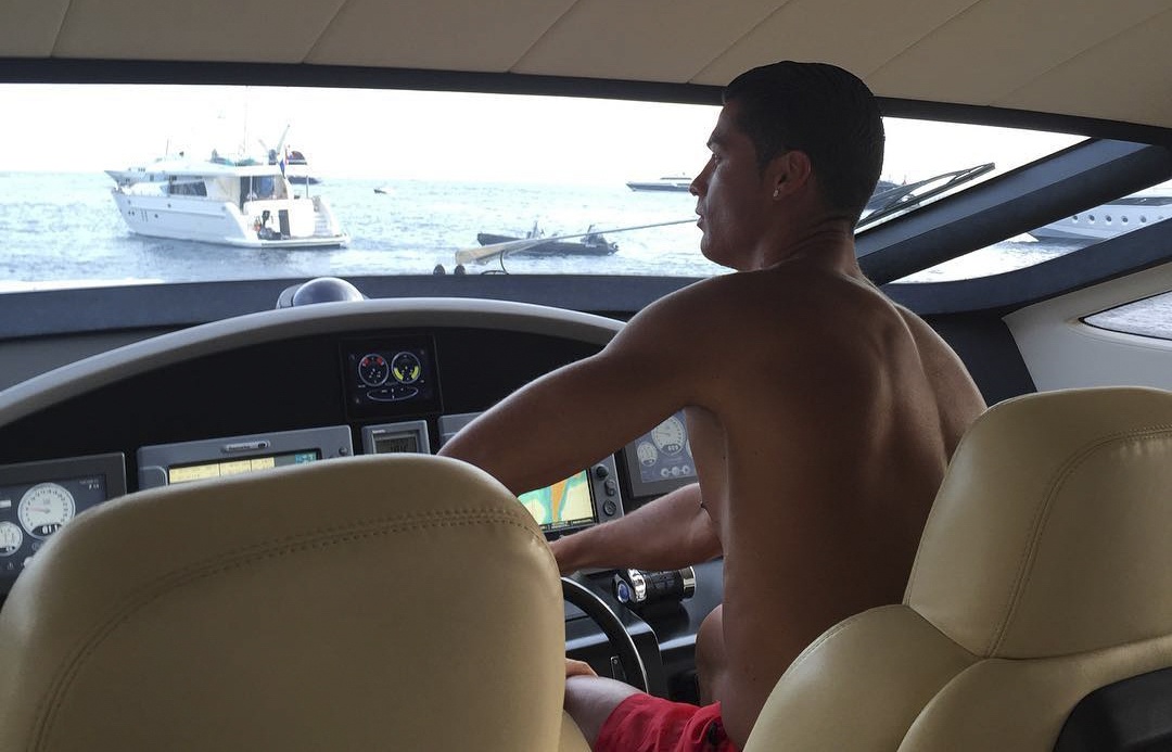 Ronaldo sam vai thuyen truong tren du thuyen sang trong hinh anh