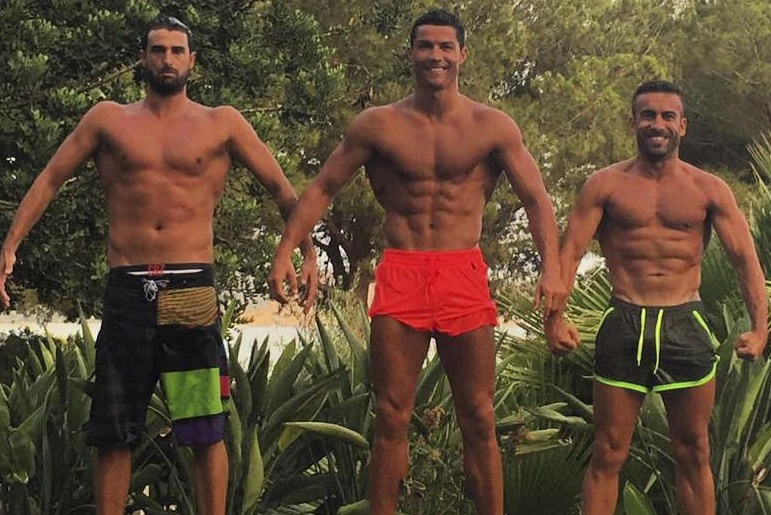 Ronaldo so do bung sau mui voi ban than hinh anh