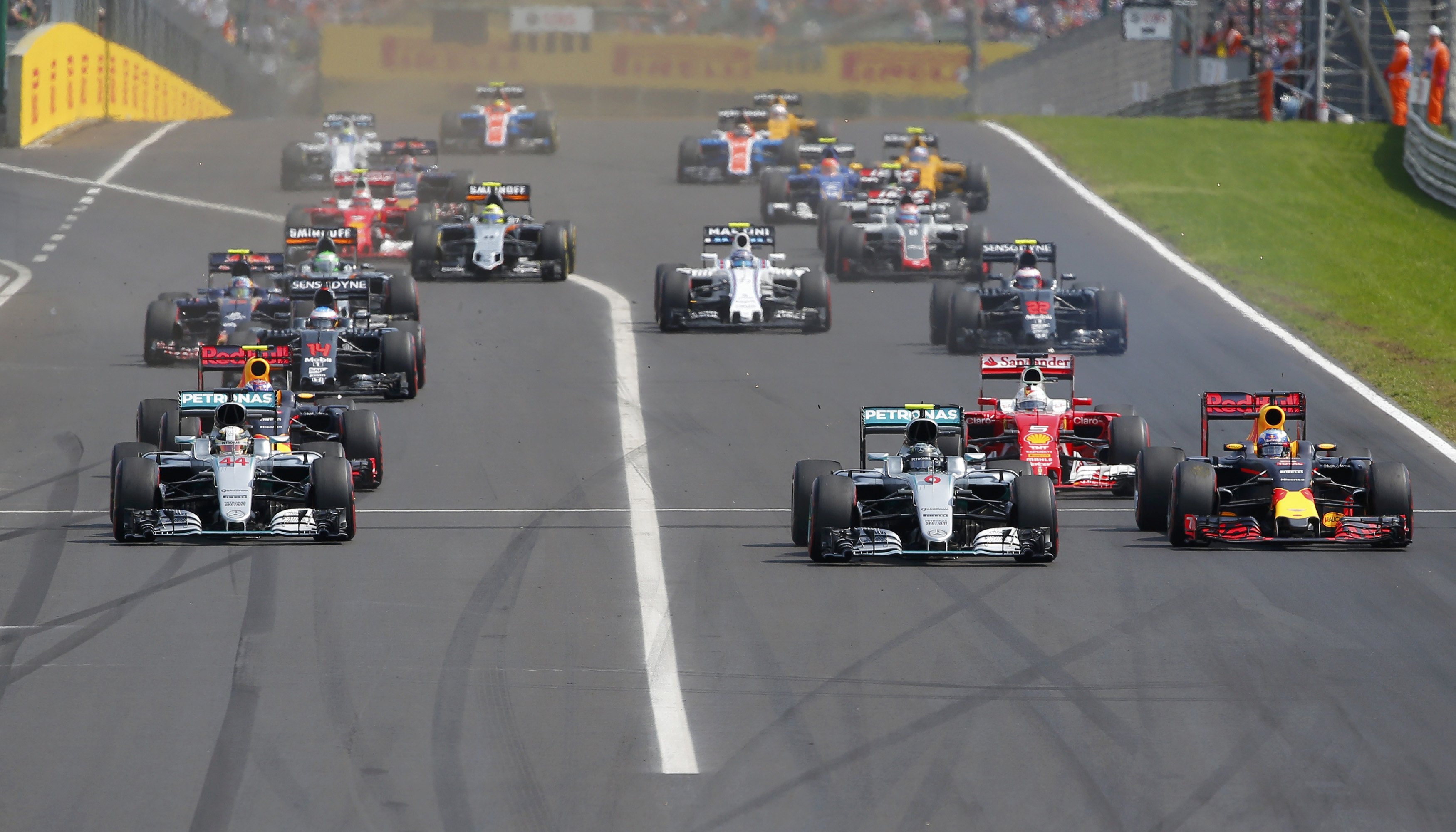 Hamilton vuot Rosberg tren BXH tong anh 4