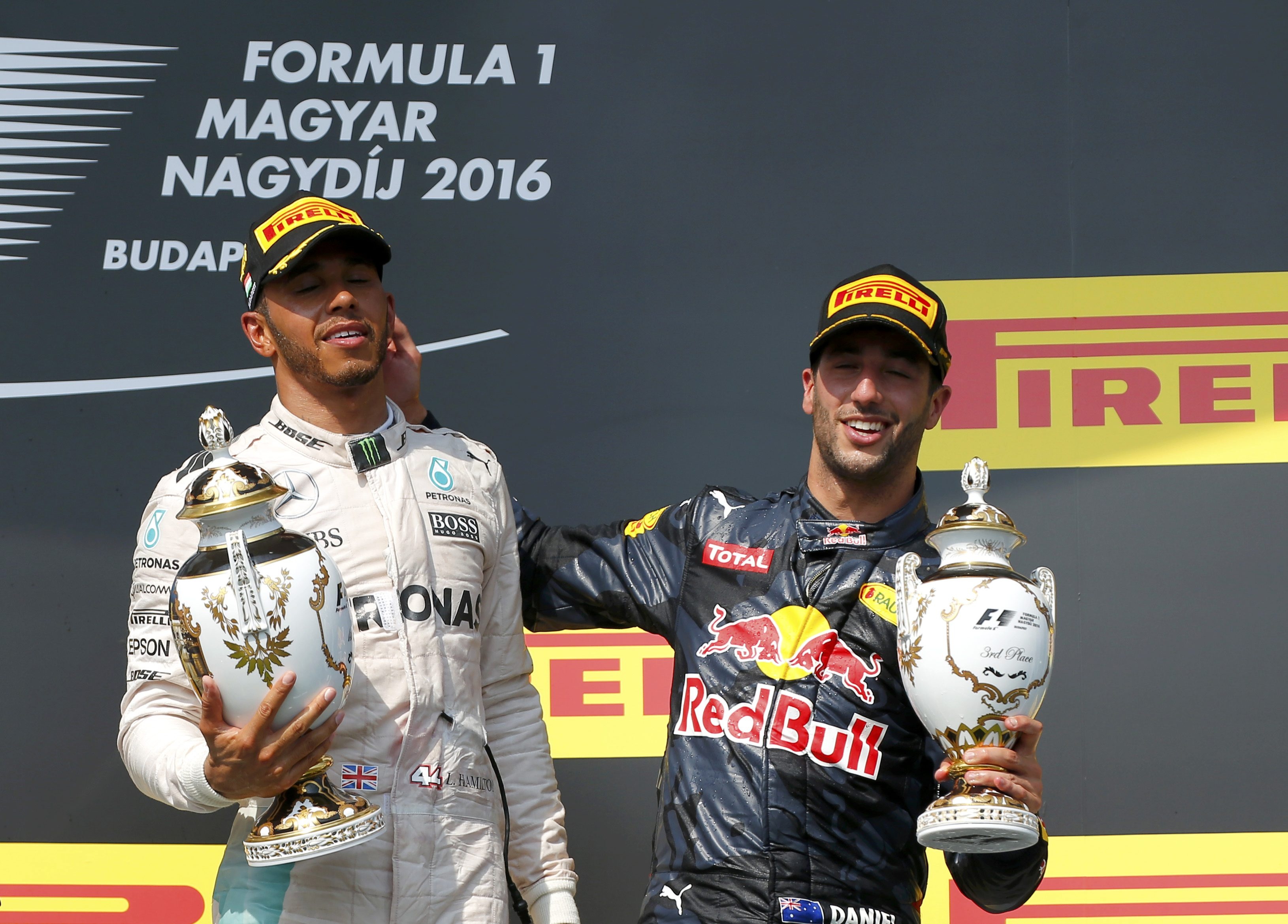 Hamilton vuot Rosberg tren BXH tong anh 3