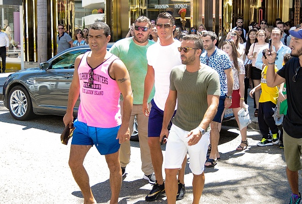 Ronaldo gặp gỡ người vận chuyển ảnh 2 Ronaldo gap go nguoi van chuyen anh 2