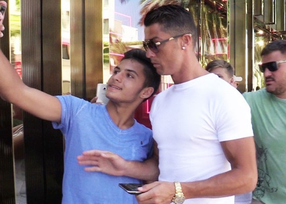 Ronaldo lanh lung day fan muon chup anh cung hinh anh