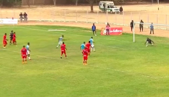 Cu sut penalty hong an vi bat chuoc Messi va Suarez hinh anh