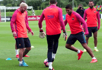 Messi 'xau kim' Suarez trong buoi tap tren dat Anh hinh anh