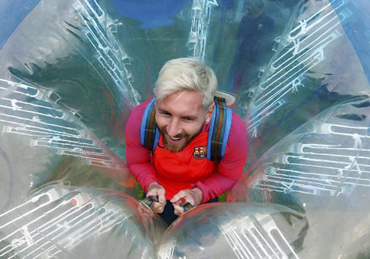 Messi va dan sao Barca huc nhau tren san tap hinh anh