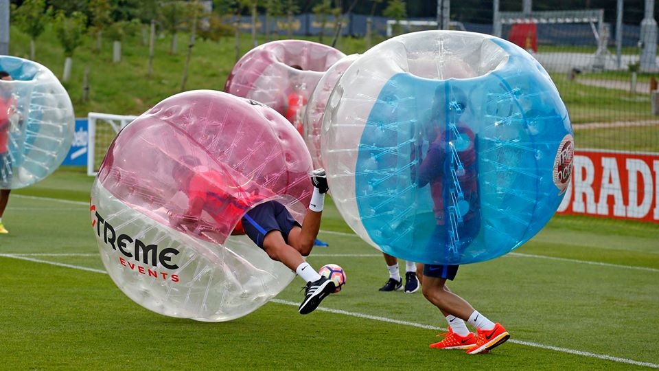 Messi va dan sao Barca huc nhau anh 8