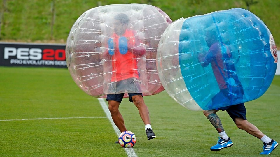 Messi va dan sao Barca huc nhau anh 4