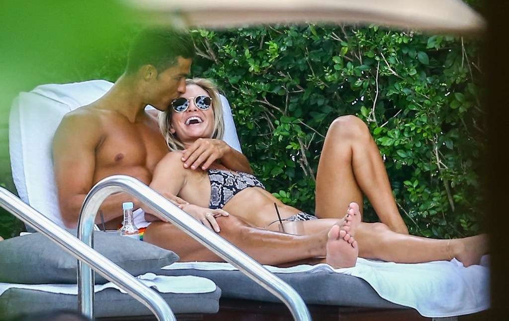 Ronaldo om hon nguoi tinh moi ben be boi hinh anh