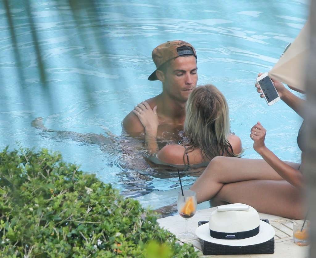 Ronaldo ôm hôn người tình mới ảnh 3 Ronaldo om hon nguoi tinh moi anh 3