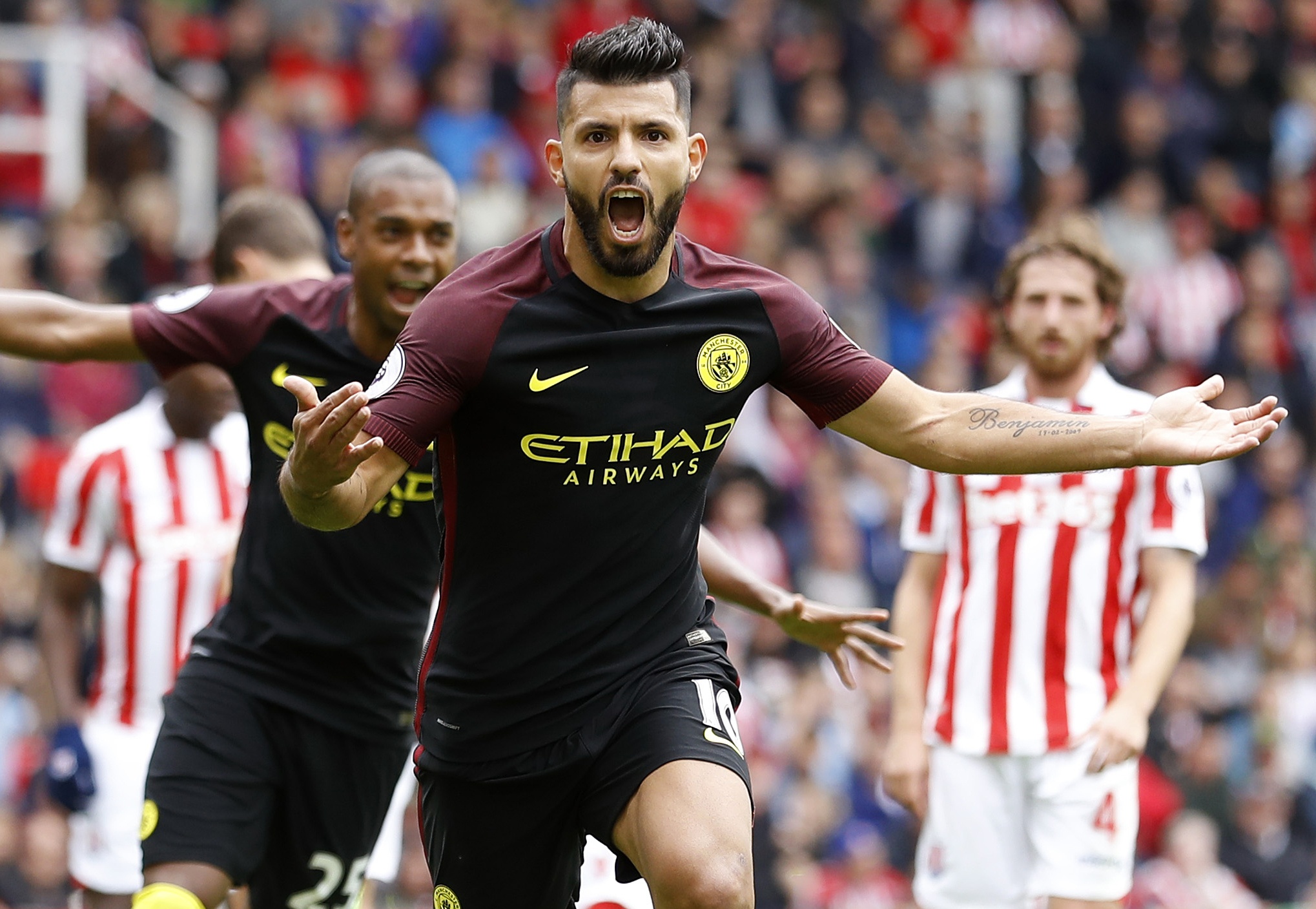 Aguero, Nolito lap cu dup, Man City vuot mat MU hinh anh