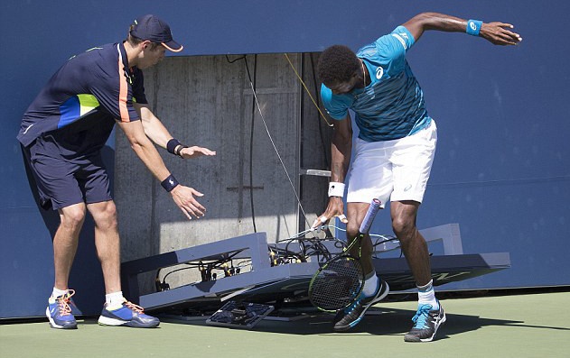 Monfils suyt bi dong ho dien tu de len nguoi hinh anh