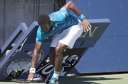 'Ga dien' Monfils suyt bi dong ho dien tu de len nguoi hinh anh